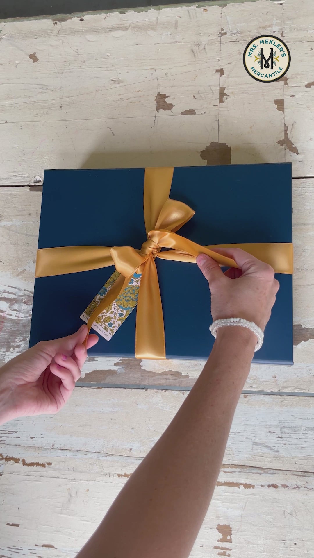 ファイティングガール BOX Pistachio Folding Box with Window and Ribbon Closures, 6x6x1.5